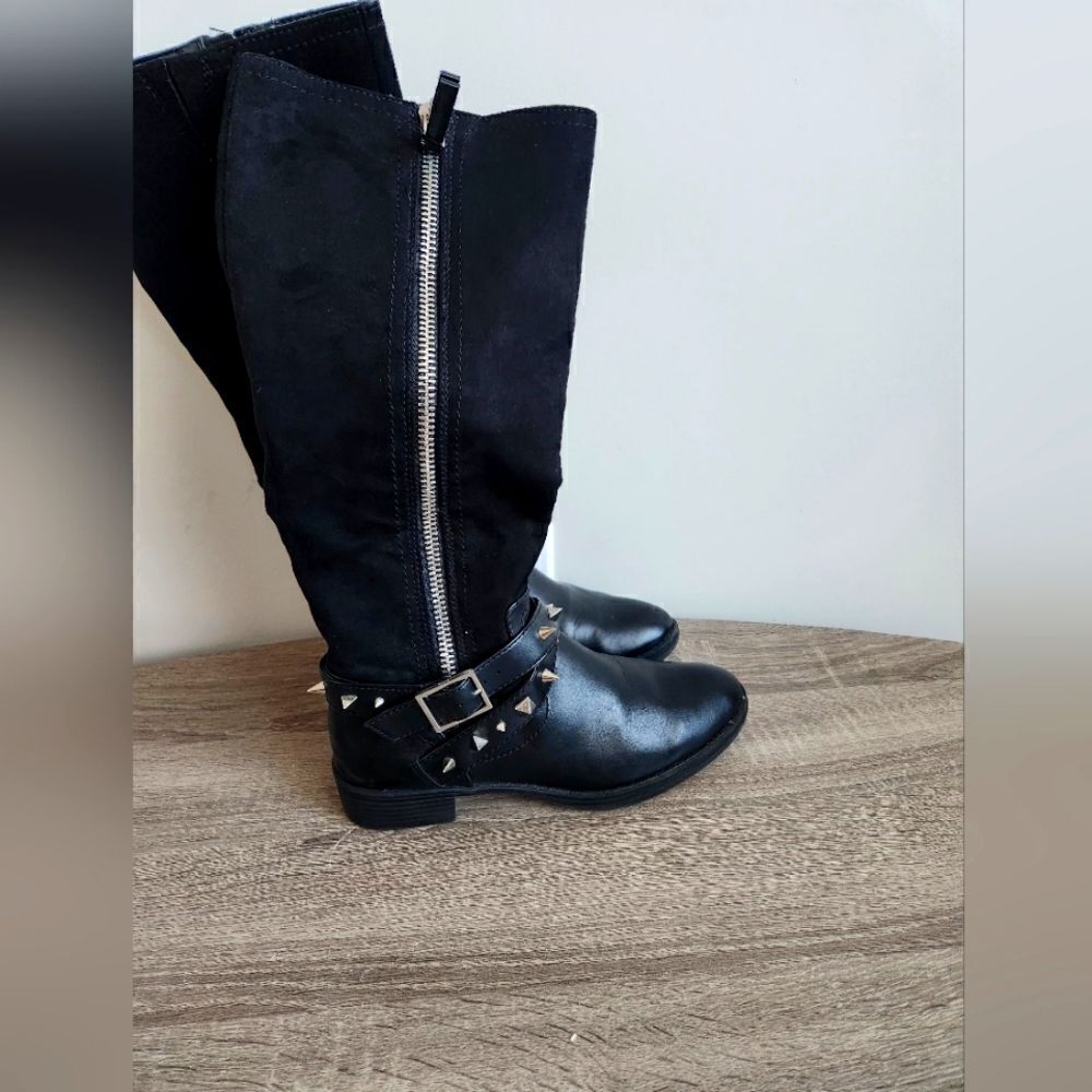 WOMEN'S WINTER SHOES Circus SIZE 7,1/2 BLACK COLOR. with WITH SNAKE AND BUTTON.